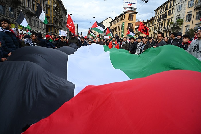 الآلاف يتظاهرون في مدينة ميلانو الإيطالية تضامنا مع فلسطين
