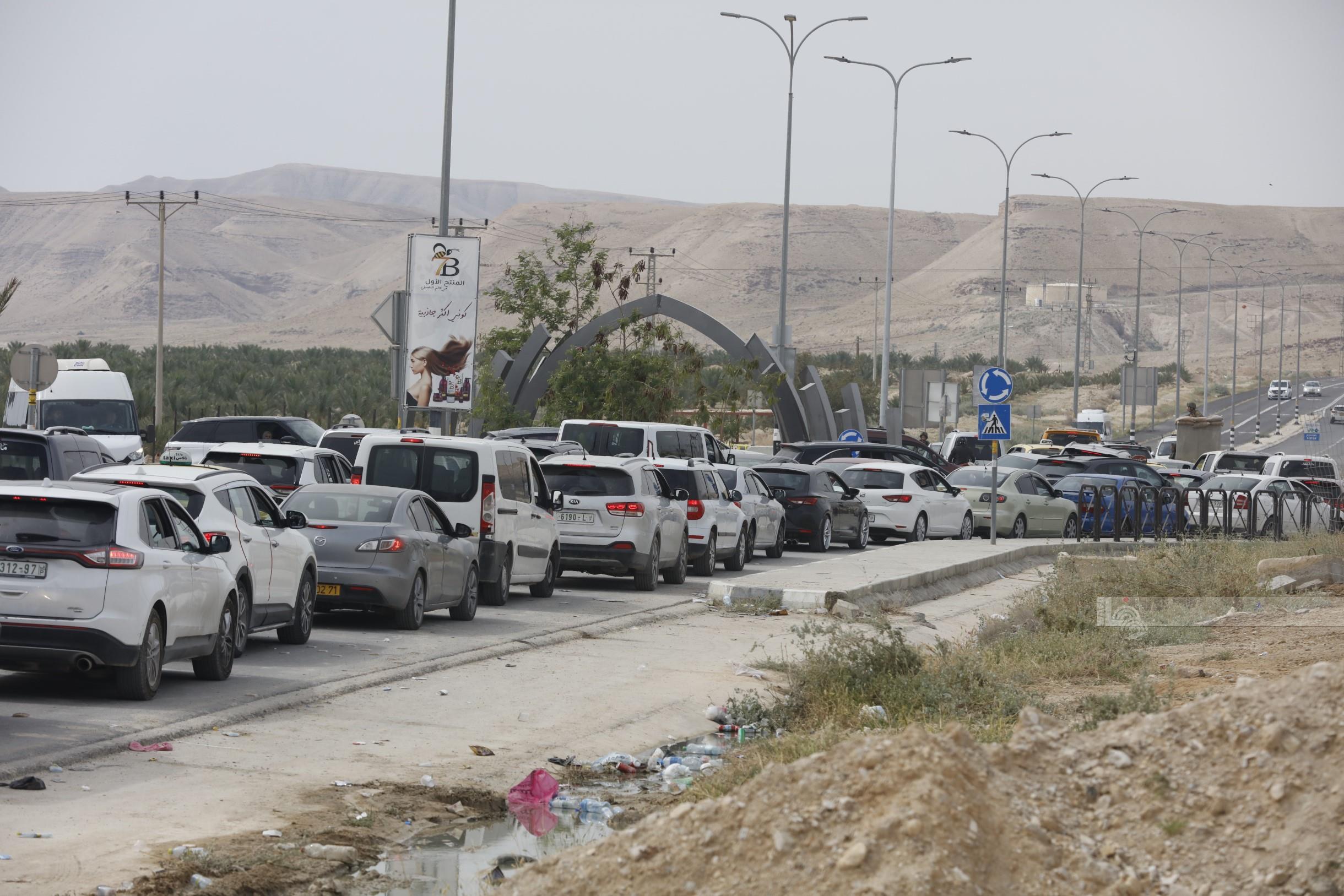 الاحتلال يغلق مداخل أريحا ويمنع الخروج منها