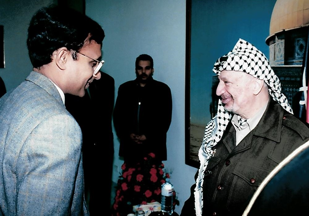 السفير تي. إس. تيرومورتي، أول ممثل للهند لدى دولة فلسطين، مع الرئيس الراحل ياسر عرفات