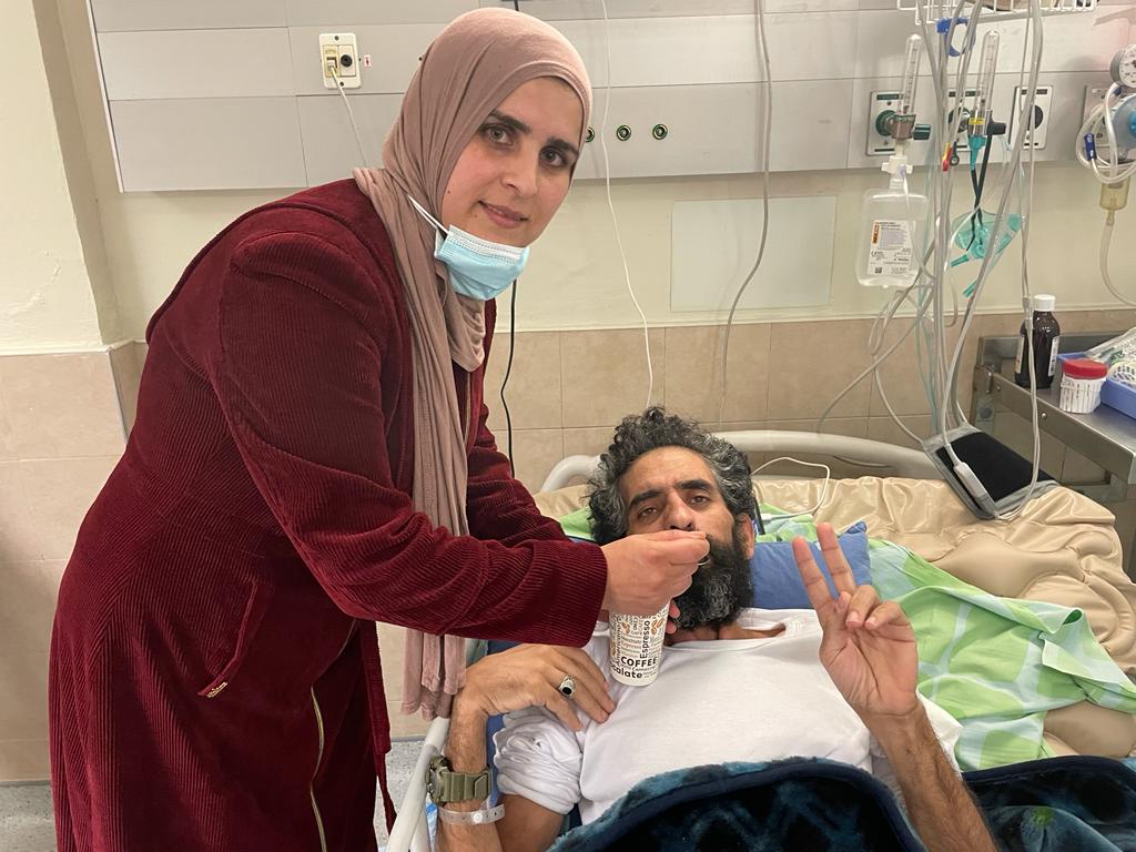 الأسير أبو هواش يرفع شارة النصر بعد تعليق إضرابه المفتوح عن الطعام