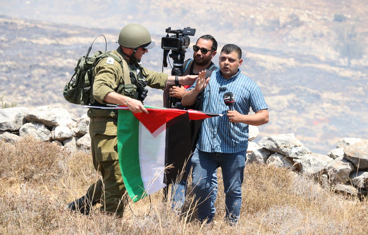 قوات الاحتلال تعتدي على طاقم تلفزيون فلسطين خلال تغطيته مسيرة منددة بالاستيطان في بلدة نعلين غرب رام الله