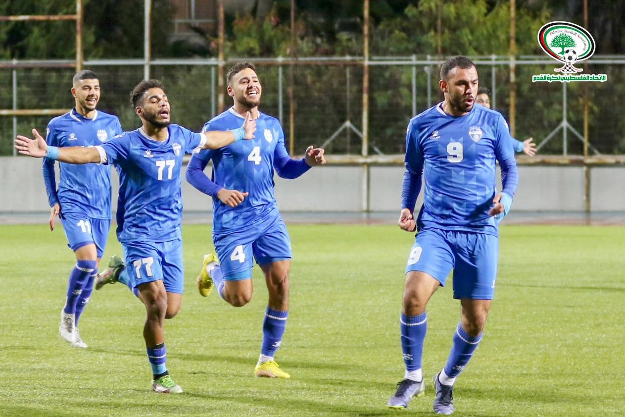 لاعبو "هلال القدس" يحتفلون بتسجيل هدف في شباك "مركز بلاطة" خلال المباراة التي جمعتهما على استاد الجامعة العربية الأمريكية في جنين 