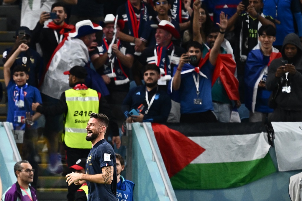 العلم الفلسطيني حاضر في مدرجات استاد الجنوب في الوكرة خلال مباراة فرنسا واستراليا (تصوير: أ ف ب)
