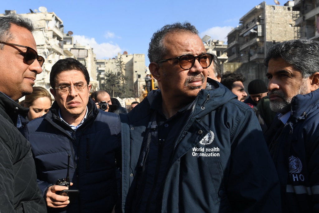 مدير عام منظمة الصحة العالمية تيدروس أدهانوم غيبرييسوس يتفقد آثار الزلزال المدمر شمال مدينة حلب السورية (تصوير: أ ف ب)