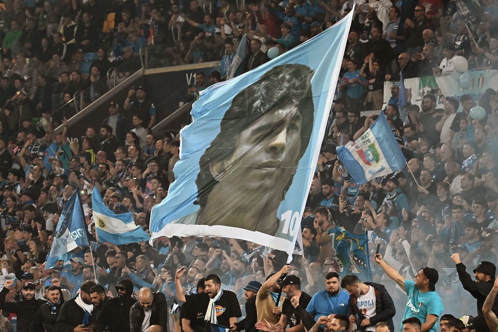 جماهير "نابولي" ترفع صورة نجمها الأرجنتيني الراحل دييغو مارادونا خلال احتفالها بحسم لقب الدوري الإيطالي للمرة الثالثة في التاريخ (تصوير: أ ف ب)