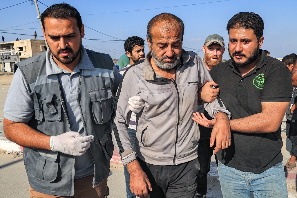 عمال من غزة عقب إفراج الاحتلال عنهم عند معبر كرم أبو سالم في الثالث من تشرين الثاني/نوفمبر (أ ف ب)