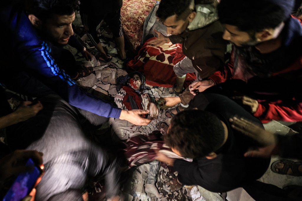 انتشال شهداء وجرحى من تحت الأنقاض (تصوير: أ ف ب)