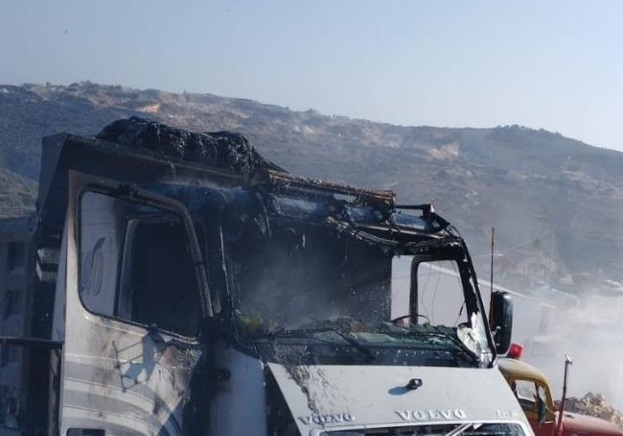 شاحنة أحرقها مستوطنون بين قريتي عوريف وعصيرة القبلية جنوب نابلس