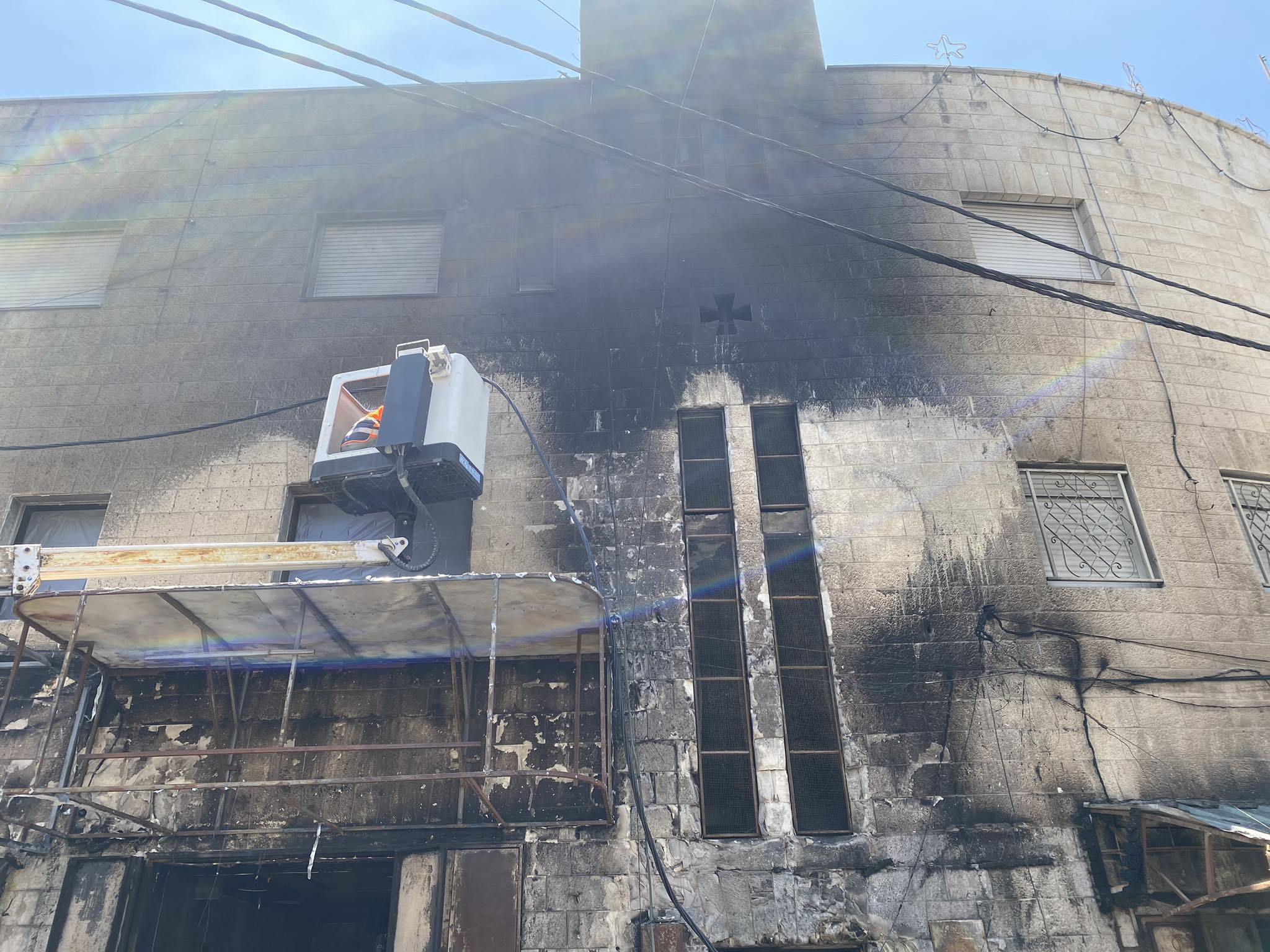 آثار الدمار الذي لحق بالكنيسة. (تصوير ثائر أبو بكر/وفا)