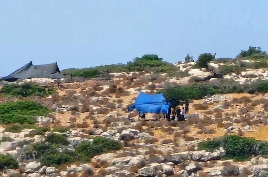 مستوطنون ينصبون خياما على أراضي المواطنين في بلدة ديراستيا غرب سلفيت