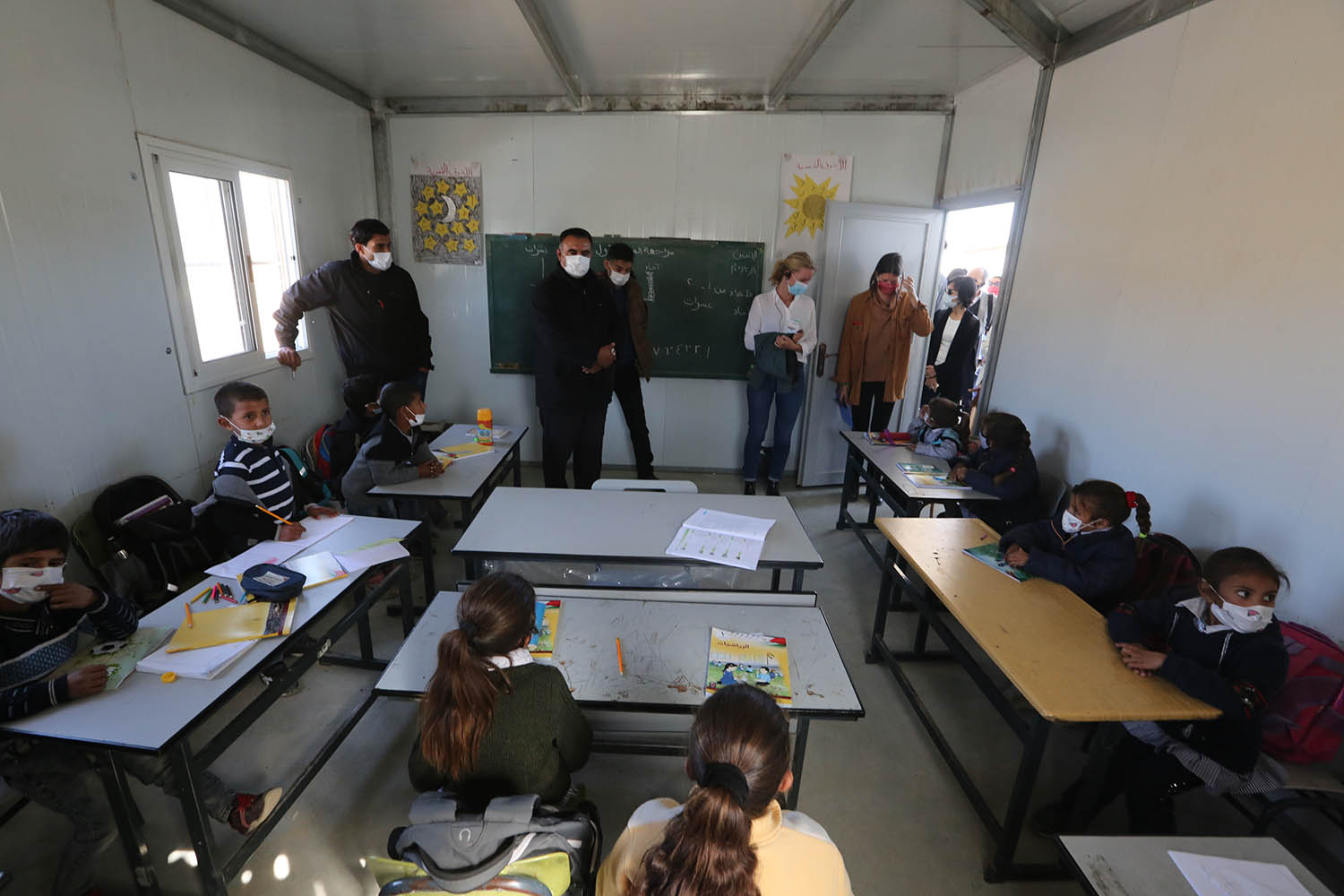 دبلوماسيون اوروبيون خلال زيارتهم احدى مدارس مسافر يطا