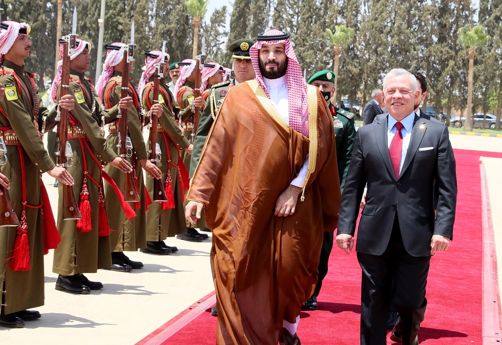 العاهل الأردني الملك عبد الله الثاني يودّع ولي العهد السعودي الأمير محمد بن سلمان في ختام زيارته الرسمية للأردن (بترا)