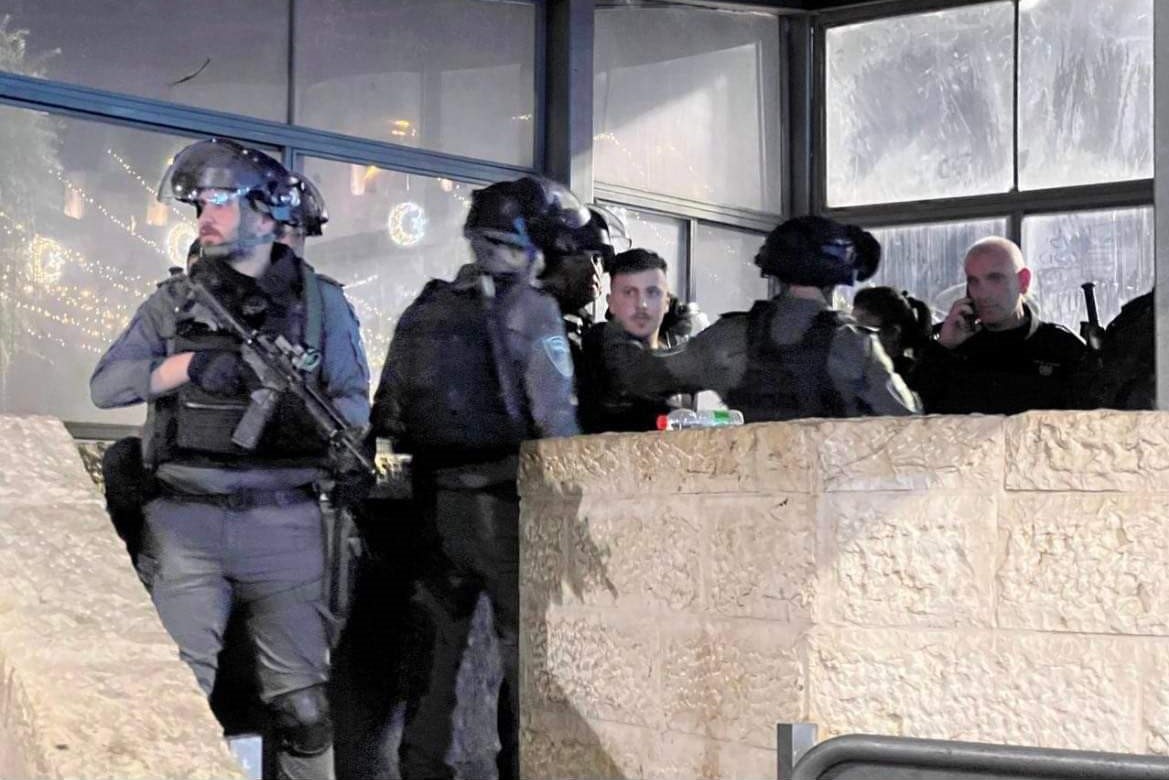 قوات الاحتلال تعتقل أحد الشبان في منطقة باب العمود في القدس المحتلة (تصوير: وفا)