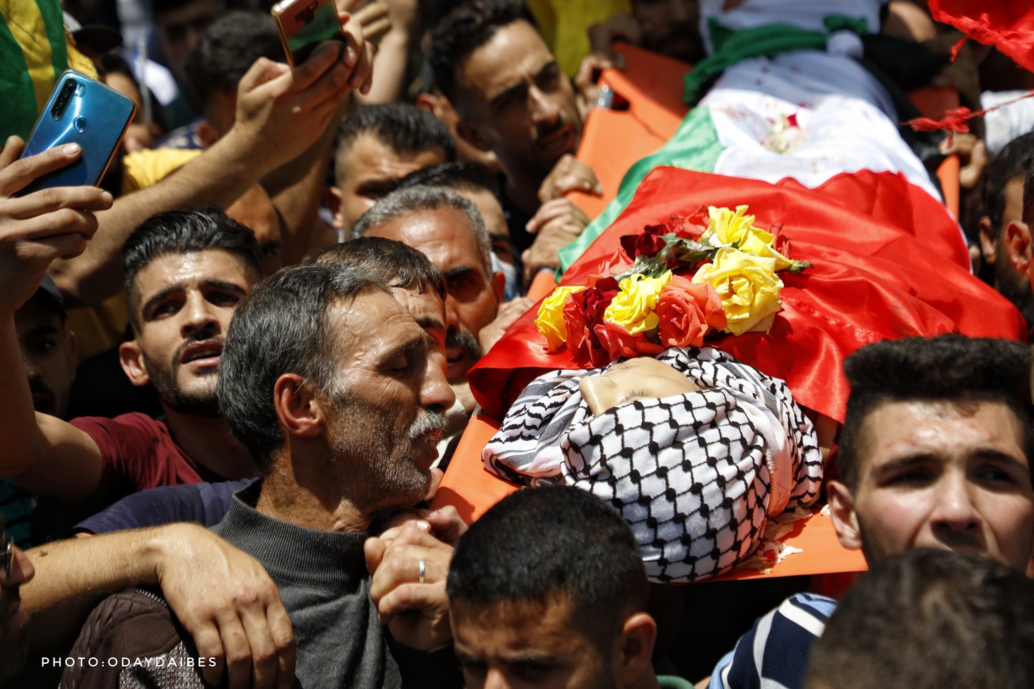 تشييع جثمان الشهيد الطفل الشهيد أبو عرة إلى مثواه الأخير في طوباس ( عدسة: عدي دعيبس / وفا)
