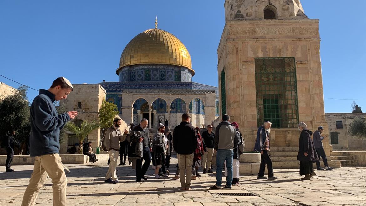 قطعان المستوطنين تقتحم المسجد الاقصى بحماية شرطة الاحتلال (وفا)