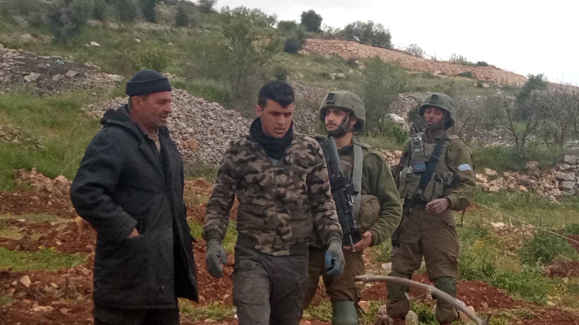 جنود الاحتلال يجبرون مزارعا على مغادرة أرضه في بيت أمر شمال الخليل