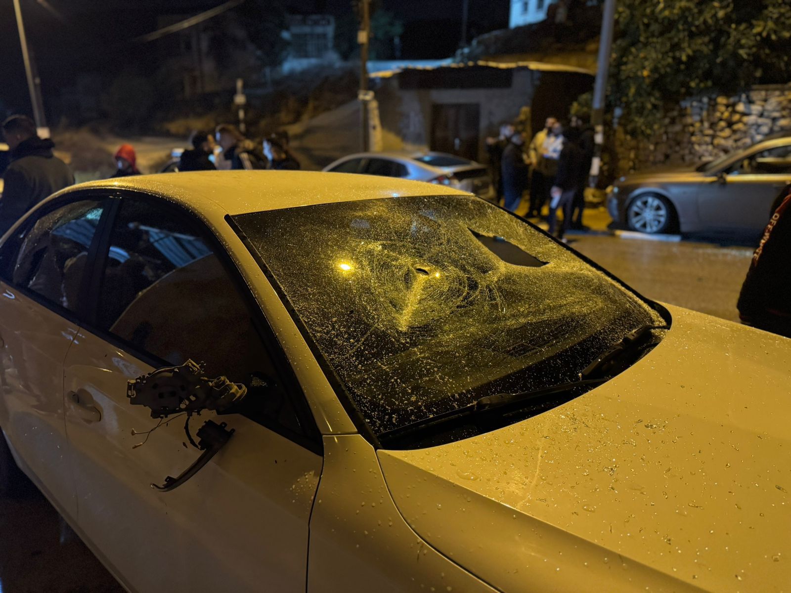 جانب من اعتداء المستعمرين على مركبات المواطنين في سنجل 