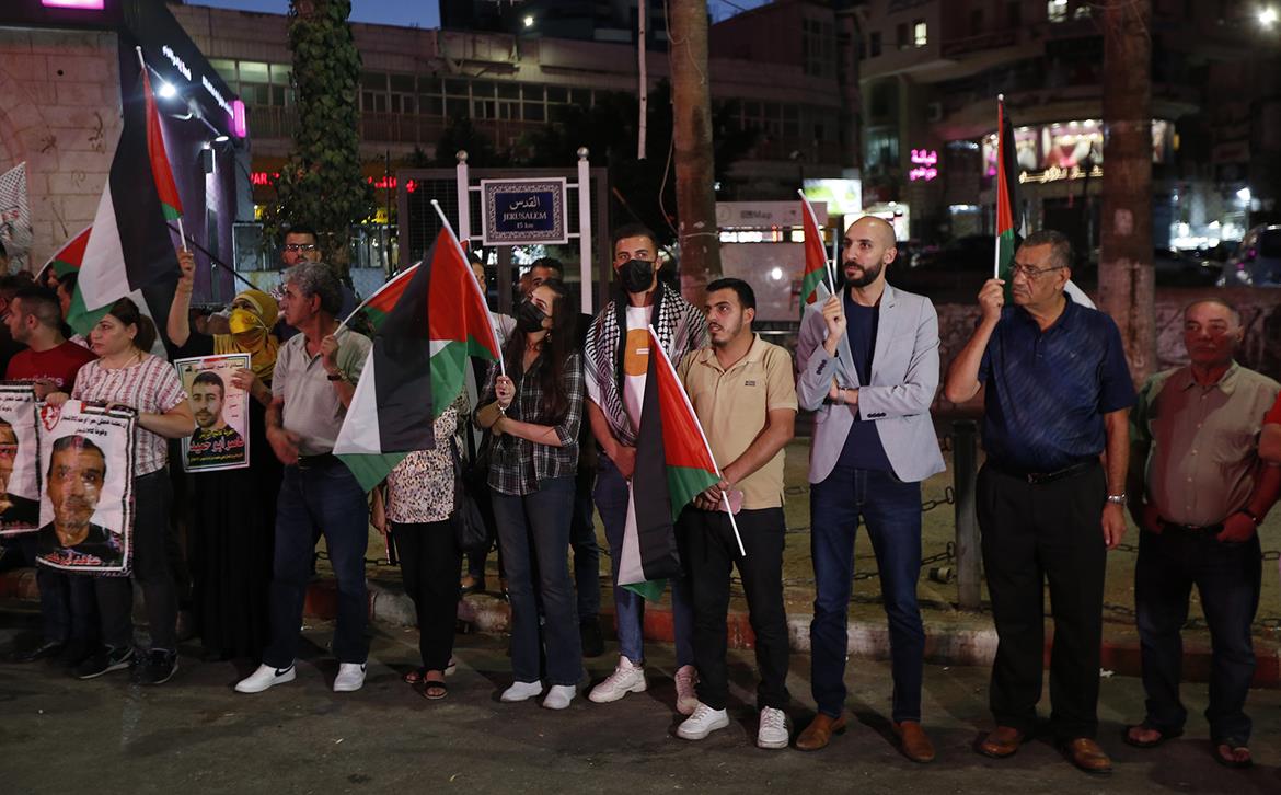 وقفة دعم وإسناد للأسرى في سجون الاحتلال وسط مدينة رام الله (عدسة: حمزة شلش/وفا)