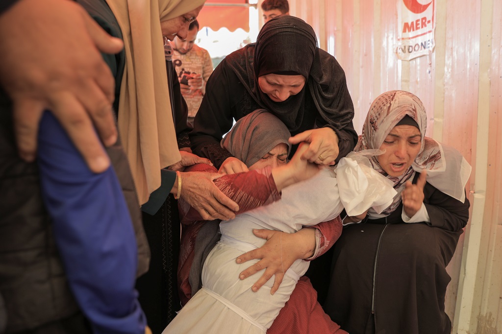 وداع جثامين الشهداء في المستشفى الإندونيسي في بلدة بيت لاهيا شمال قطاع غزة (تصوير: الأناضول)