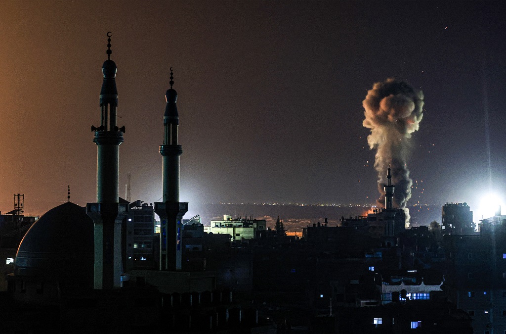 الدخان يتصاعد جراء غارة إسرائيلية على رفح جنوب قطاع غزة مساء الثلاثاء (أ ف ب)