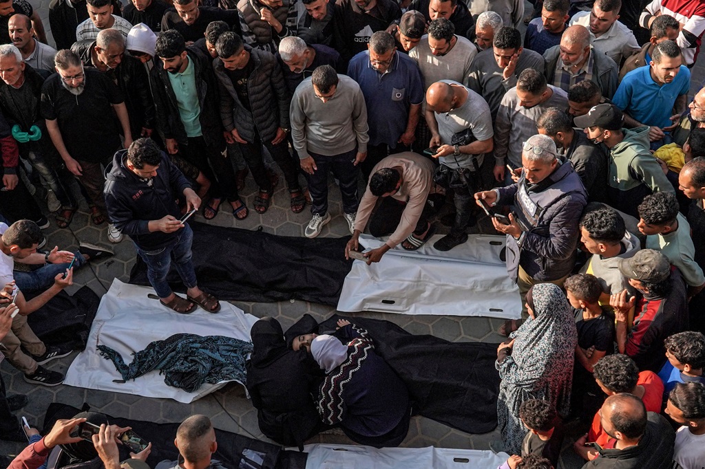 وداع عدد من جثامين الشهداء في مجزرة المغازي وسط قطاع غزة (أ ف ب)