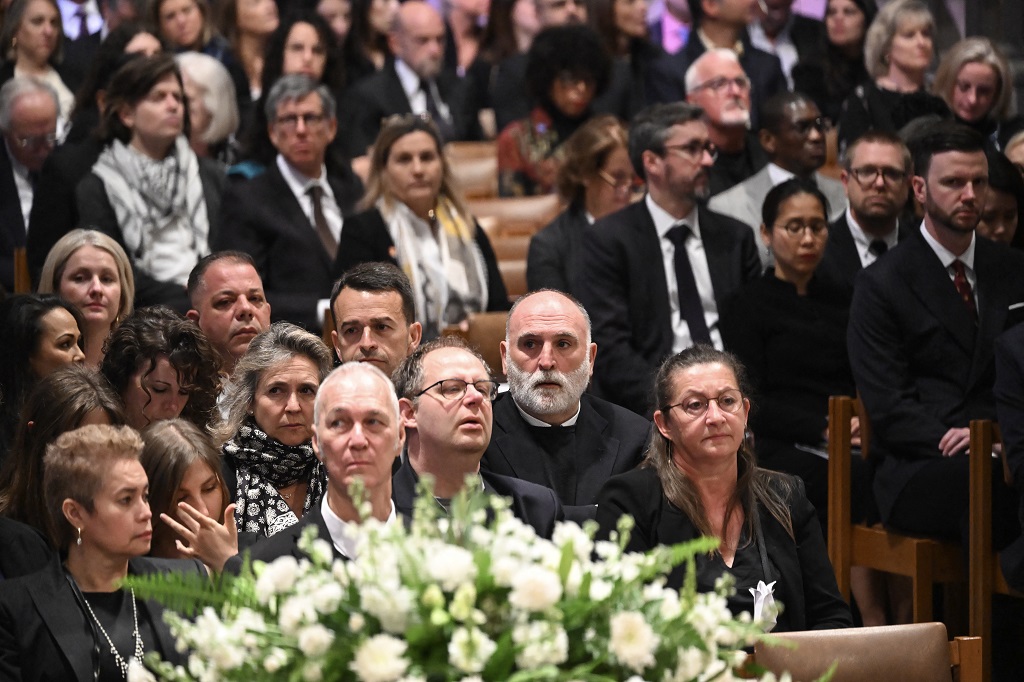 جانب من الحضور لمراسم تكريم أرواح عمال الإغاثة الذين قتلوا جراء غارة إسرائيلية على مركبتهم في قطاع غزة (أ ف ب)