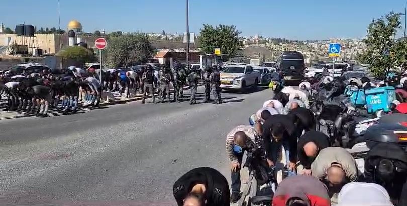 مواطنون يؤدون صلاة الجمعة في الشوارع بعد أن منعهم الاحتلال من الوصول للمسجد الأقصى