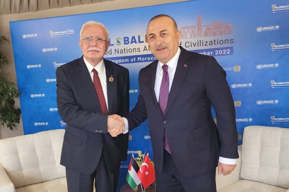 وزير الخارجية والمغتربين رياض المالكي خلال لقاء نظيره التركي مولود تشاوش أوغلو