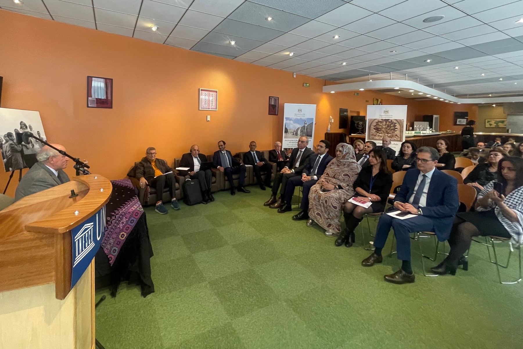 جانب من الندوة