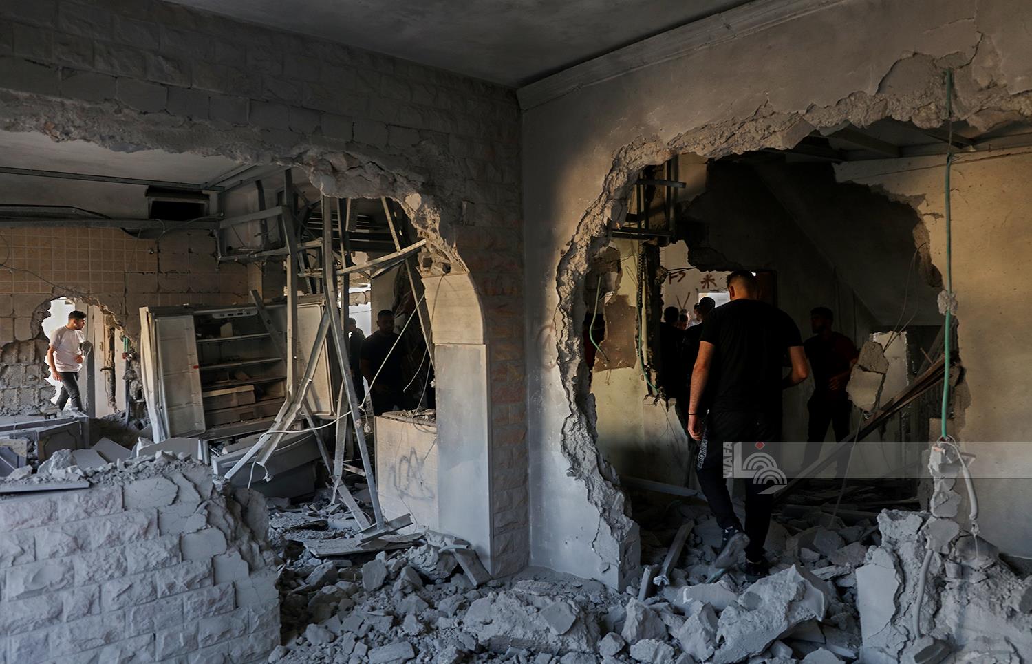  آثار الدمار في منزل ذوي الشهيد معتز الخواجا في بلدة نعلين غرب رام الله بعد تفجيره من قبل قوات الاحتلال الإسرائيلي (تصوير: حذيفة سرور/وفا)