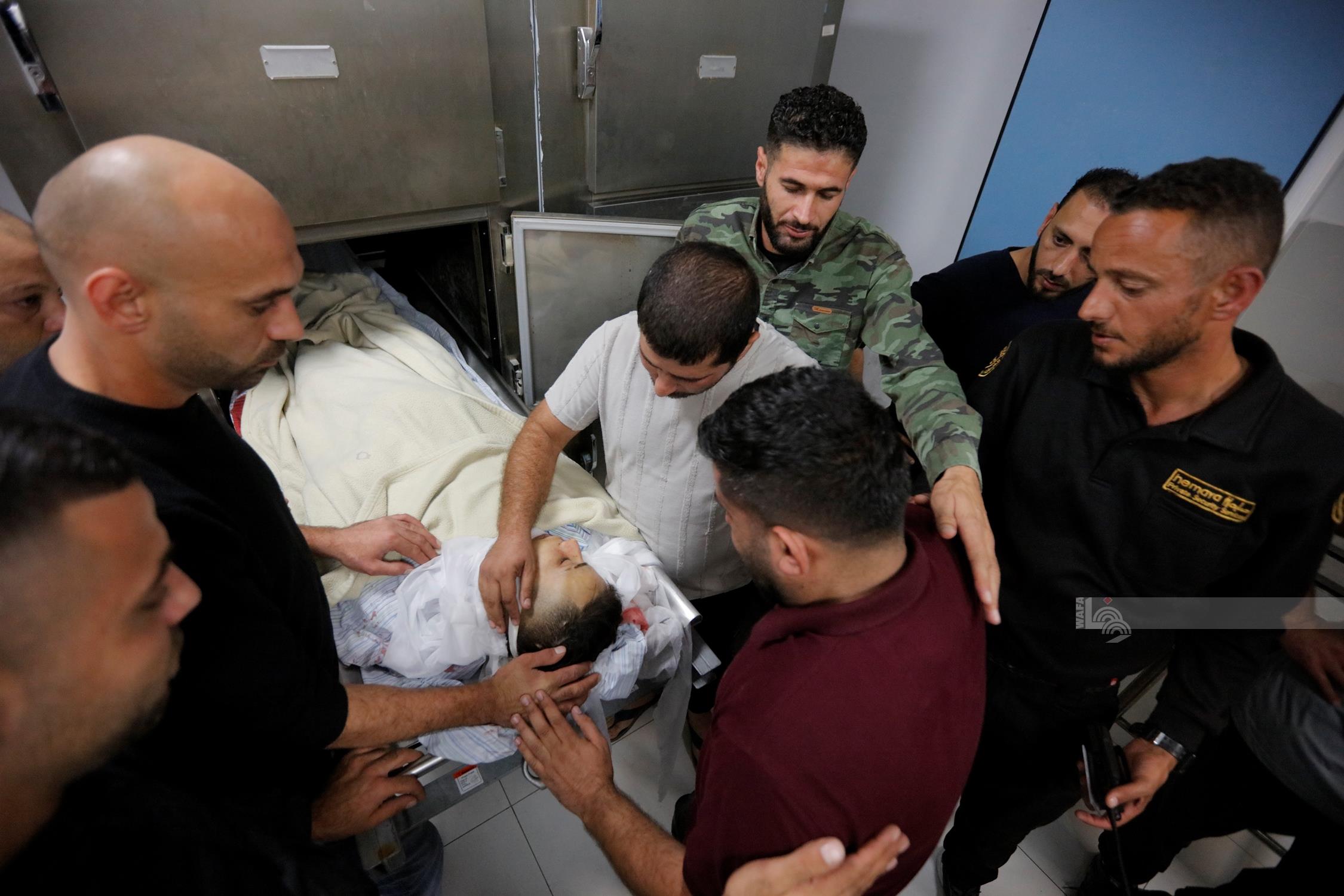 الإعلان عن استشهاد الفتى مهدي لدادوة (17 عاما) من قرية المزرعة الغربية في المستشفى الاستشاري برام الله (تصوير: محمد أبو زيد/وفا)