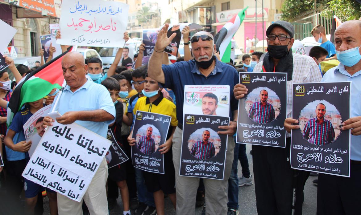 وقفة إسناد للأسرى أمام مقر الصليب الأحمر في طولكرم يوم الثلاثاء (عدسة: وفا عواد/وفا)