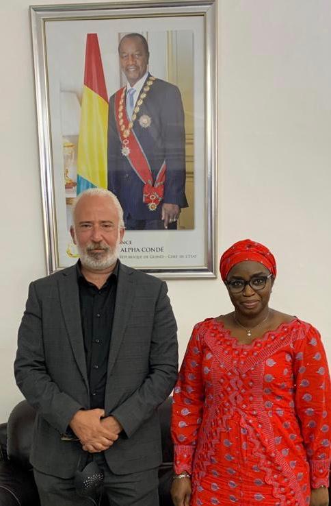 السفير أبو بكر خلال لقائه وزيرة الطاقة الغينية