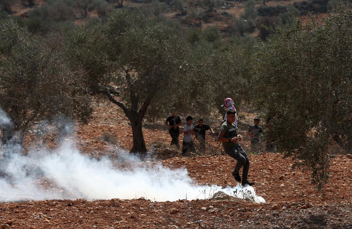 قوات الاحتلال تقمع تظاهرة سلمية ضد الاستيطان في قرية بيتا جنوب نابلس (عدسة: أيمن النوباني/وفا)