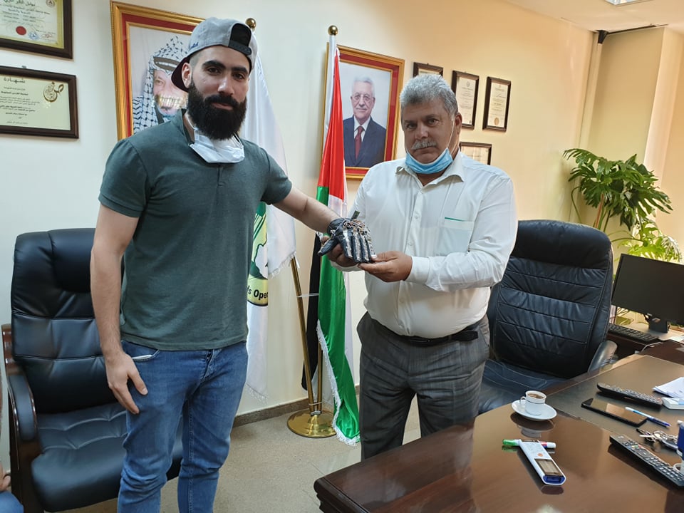 طالب من القدس المفتوحة يطور نظام قفازات إلكترونيا يحوّل حركات الإشارة إلى نصوص