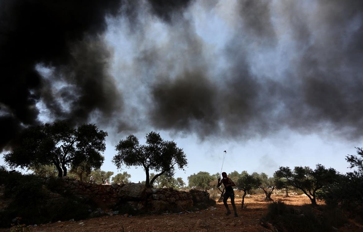 من المواجهات بين الشبان وجنود الاحتلال بالقرب من جبل صبيح في قرية بيتا جنوب مدينة نابلس (عدسة: أيمن نوباني/وفا)