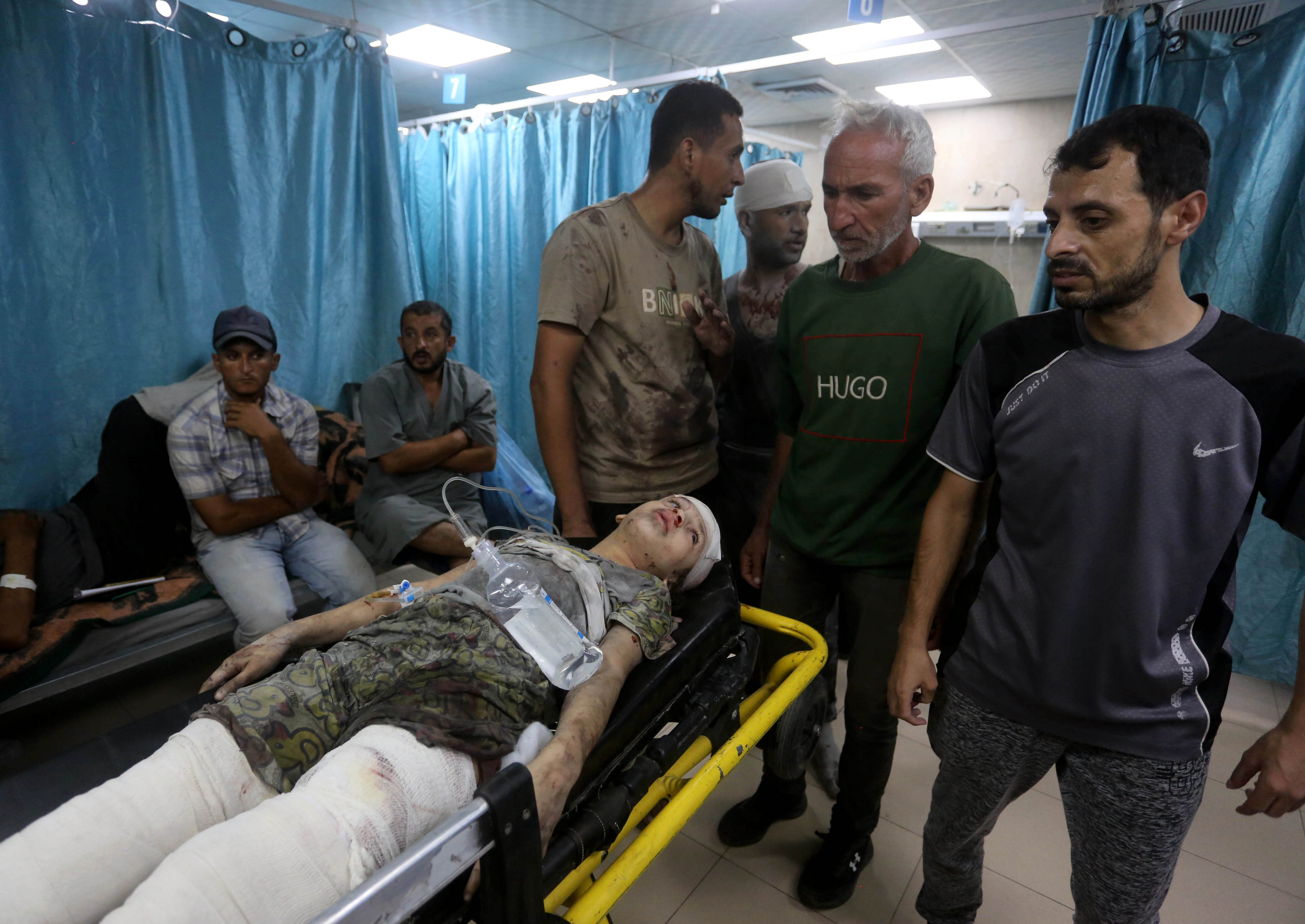 طفل مصاب في قصف للاحتلال على مخيم النصيرات. (تصوير الأناضول).