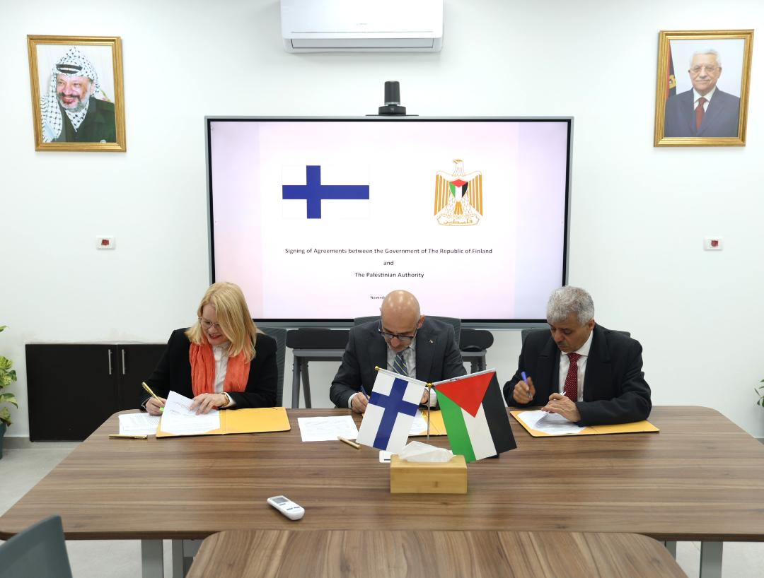 جانب من توقيع الاتفاقيتين