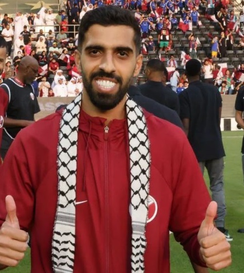كابتن منتخب قطر حسن الهيدوس خلال توشحه الكوفية الفلسطينية