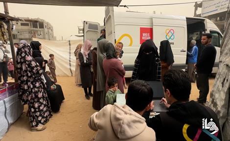 عيادة متنقلة تقدّم الرعاية الصحية للنازحين في غزة عيادة متنقلة تقدّم الرعاية الصحية للنازحين في غزة