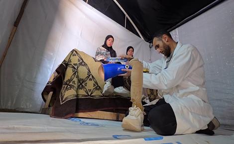 تأهيل بدائي في ظل أزمة طبية متفاقمة في خان يونس تأهيل بدائي في ظل أزمة طبية متفاقمة في خان يونس