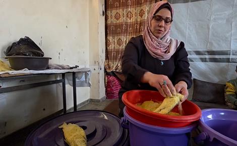 جواهر تُعدّ الأسماك المملحة لتعيل أسرتها في خان يونس جواهر تُعدّ الأسماك المملحة لتعيل أسرتها في خان يونس