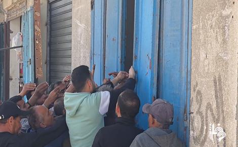 تزاحم للحصول على الخبز في خان يونس تزاحم للحصول على الخبز في خان يونس