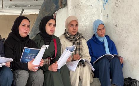 طالبات يتلقين دروساً في مأوى للنازحين بغزة طالبات يتلقين دروساً في مأوى للنازحين بغزة