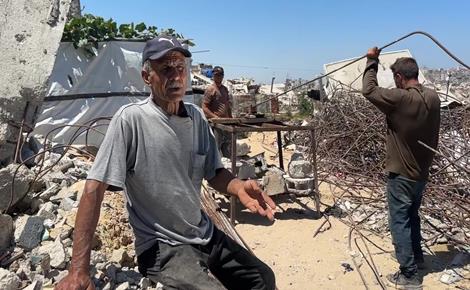 استخراج الحديد من أنقاض المنازل المدمرة بغزة استخراج الحديد من أنقاض المنازل المدمرة بغزة