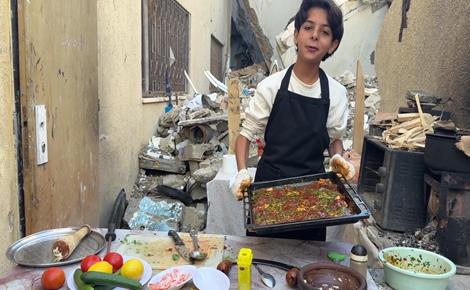 طفل غزّي يوثق موهبته في الطبخ قرب منزله المدمّر طفل غزّي يوثق موهبته في الطبخ قرب منزله المدمّر