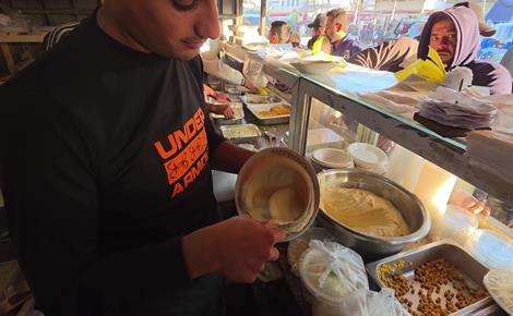 الحمص والفلافل حاضران في خان يونس رغم نقص الإمكانيات الحمص والفلافل حاضران في خان يونس رغم نقص الإمكانيات