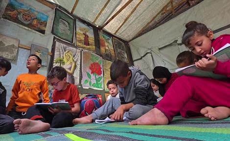 أحلام تحوّل خيمة النزوح إلى معرض فني أحلام تحوّل خيمة النزوح إلى معرض فني