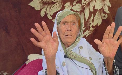 مسنات يكابدن شقاء العيش في خيام النزوح مسنات يكابدن شقاء العيش في خيام النزوح