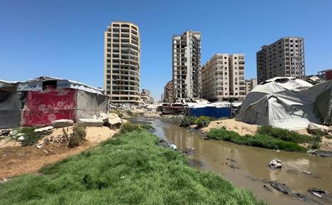 نازحون في غزة بين النفايات ومياه الصرف الصحي نازحون في غزة بين النفايات ومياه الصرف الصحي